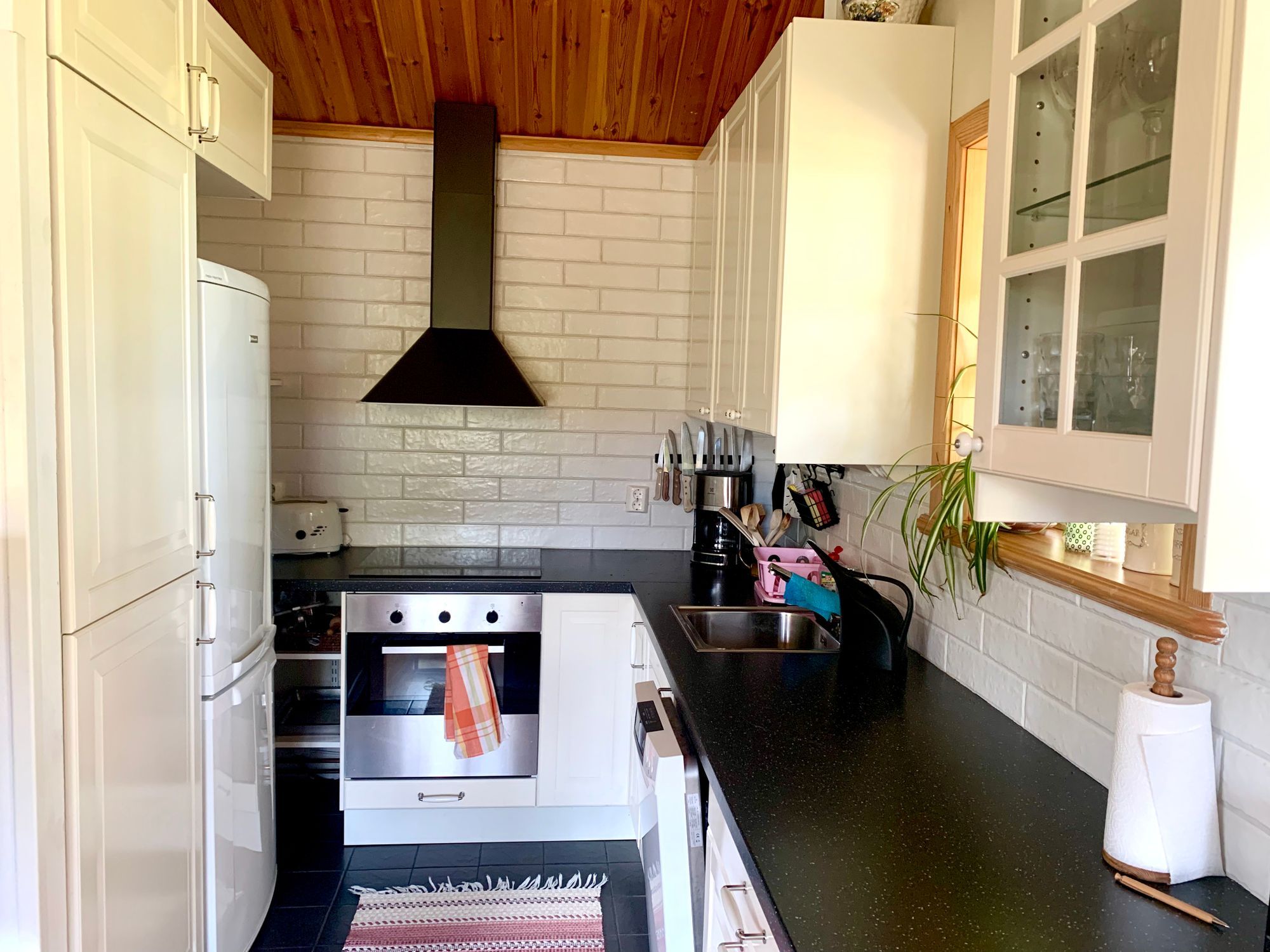 Modernt timmerhus vid sjö – bild 13 av 20