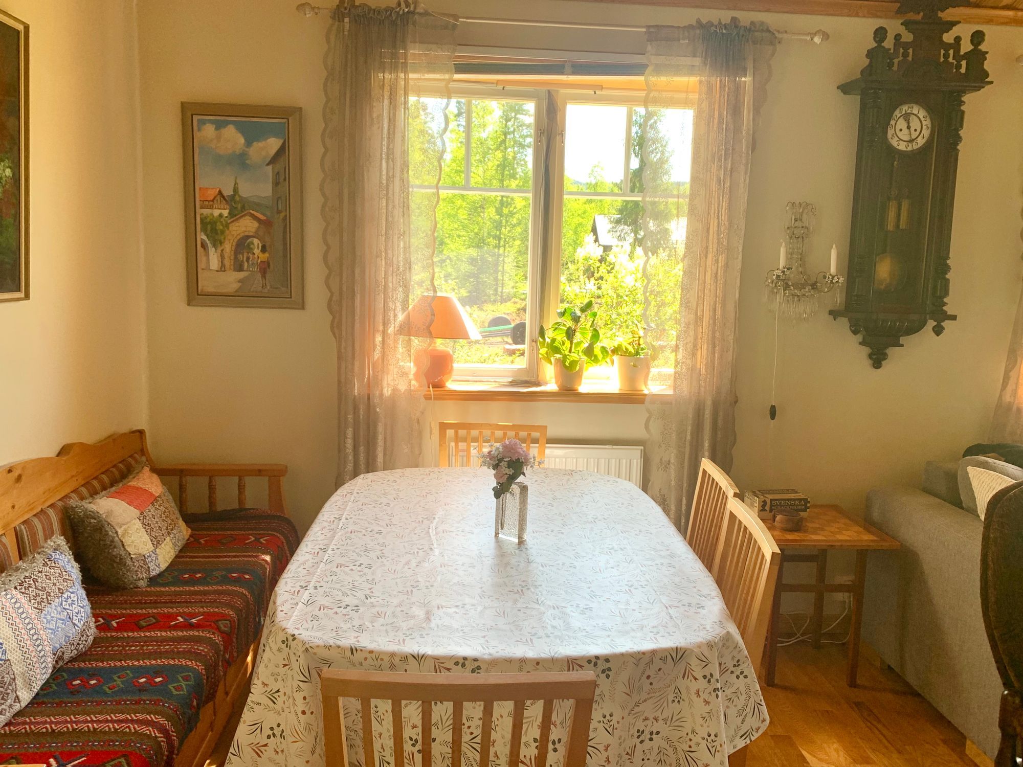 Modernt timmerhus vid sjö – bild 14 av 20