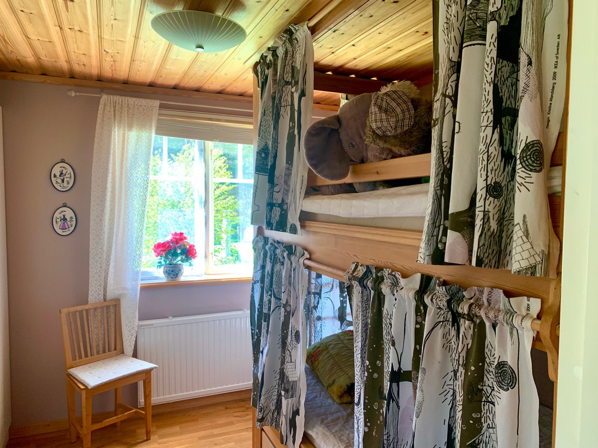 Modernt timmerhus vid sjö – bild 17 av 20
