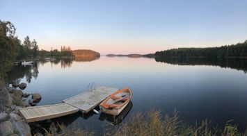 Stor stuga med egen strand och brygga