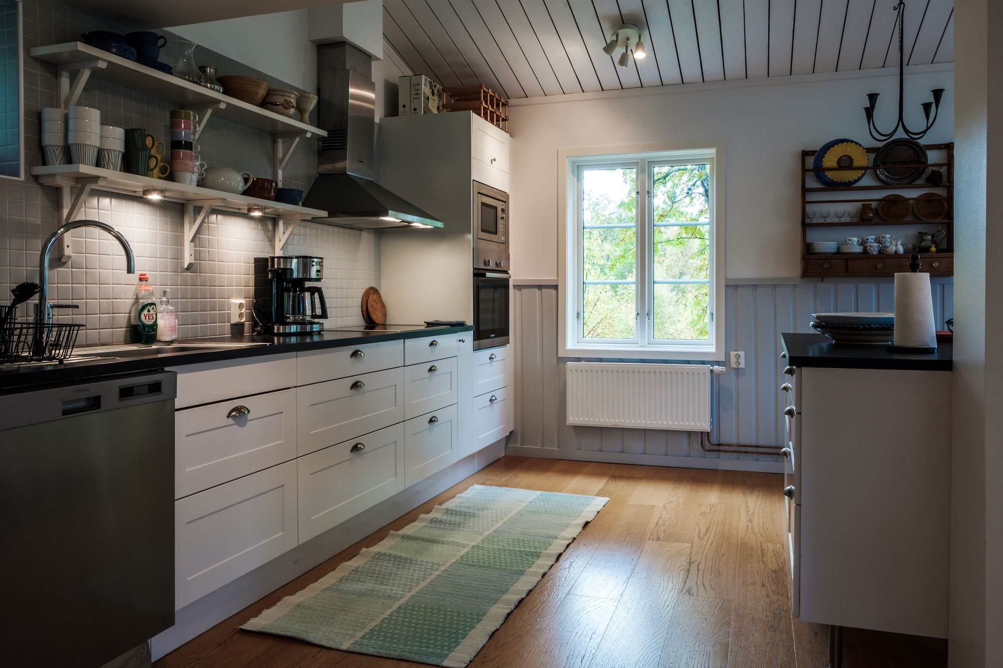 Hemtrevlig stuga i gårdsmiljö – bild 6 av 15