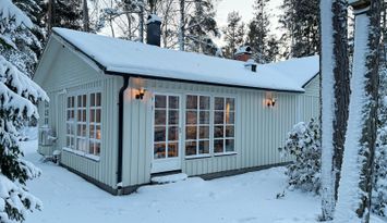 Modernt havsnära hus med bastu i Grisslehamn.