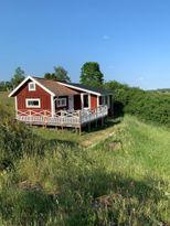 Mysig stuga i lantlig miljö