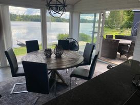 Modern villa med sjötomt och brygga