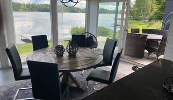 Modern villa med sjötomt och brygga