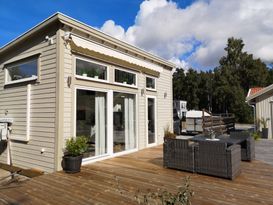 Nybyggd stuga med pool nära köpingsvik
