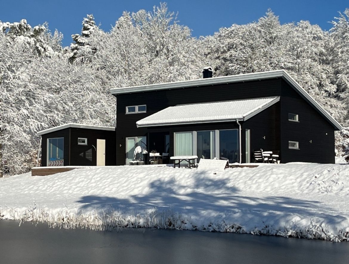 Modern villa med sjötomt och brygga – bild 4 av 24