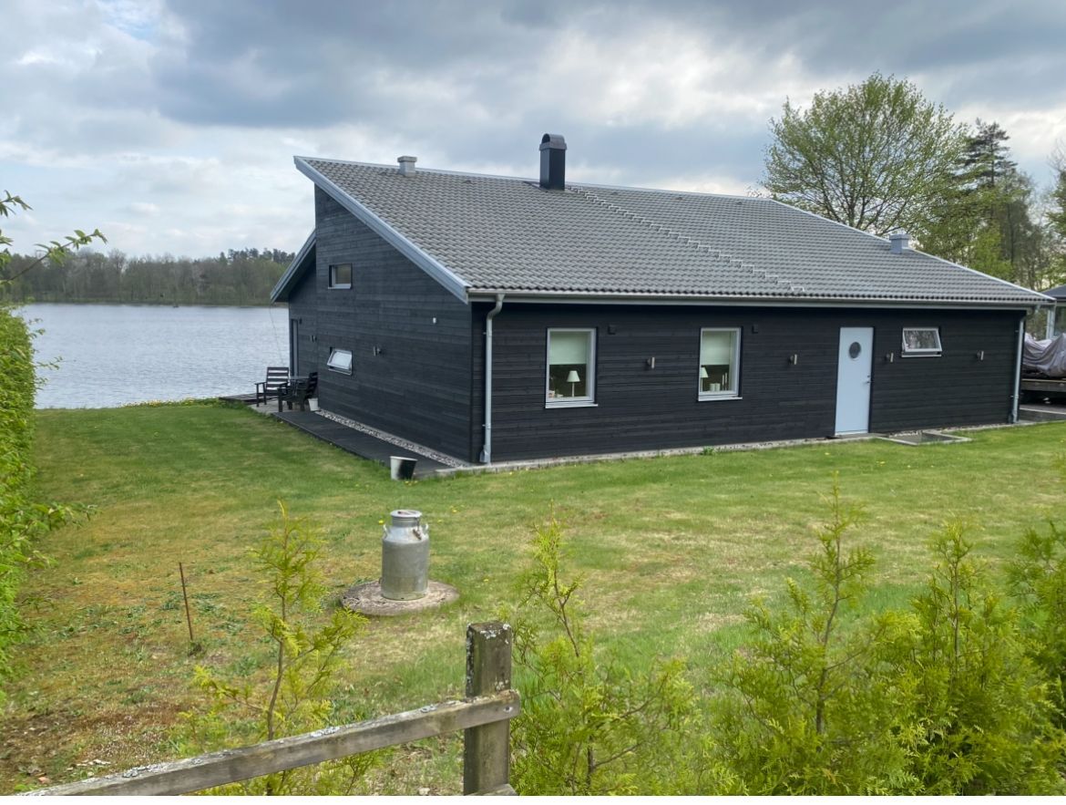 Modern villa med sjötomt och brygga – bild 2 av 24
