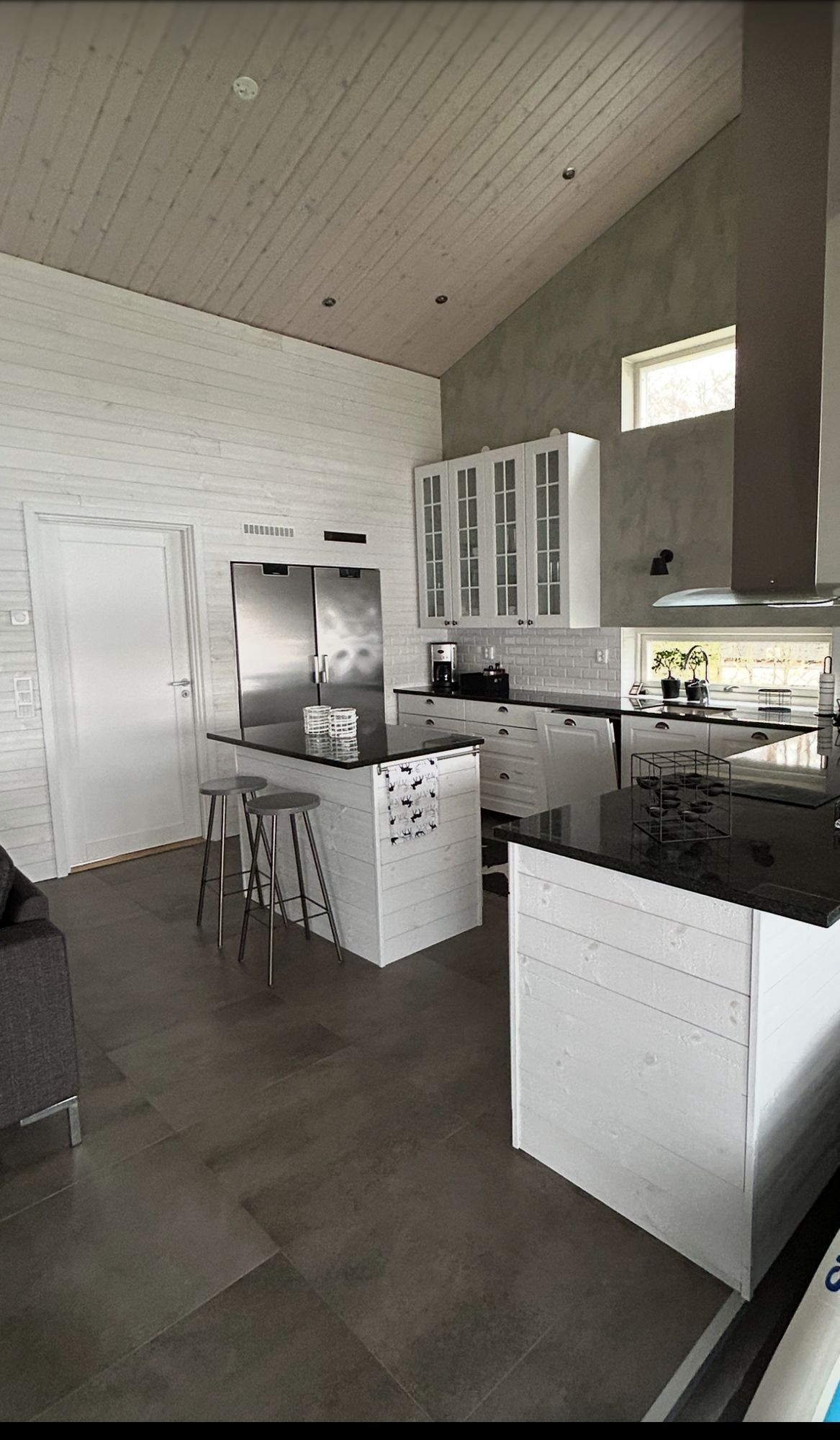 Modern villa med sjötomt och brygga – bild 6 av 24