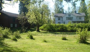Trivsam gård, vid Klarälvens strand nära Branäs!