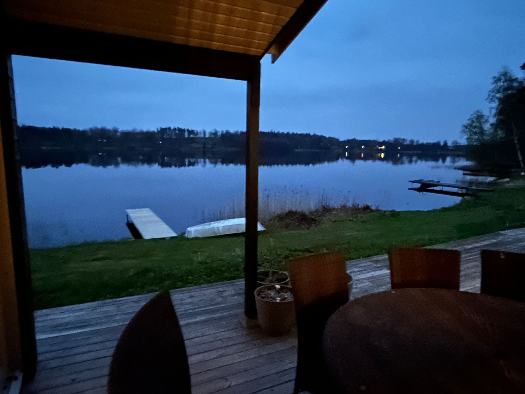Modern villa med sjötomt och brygga – bild 13 av 24