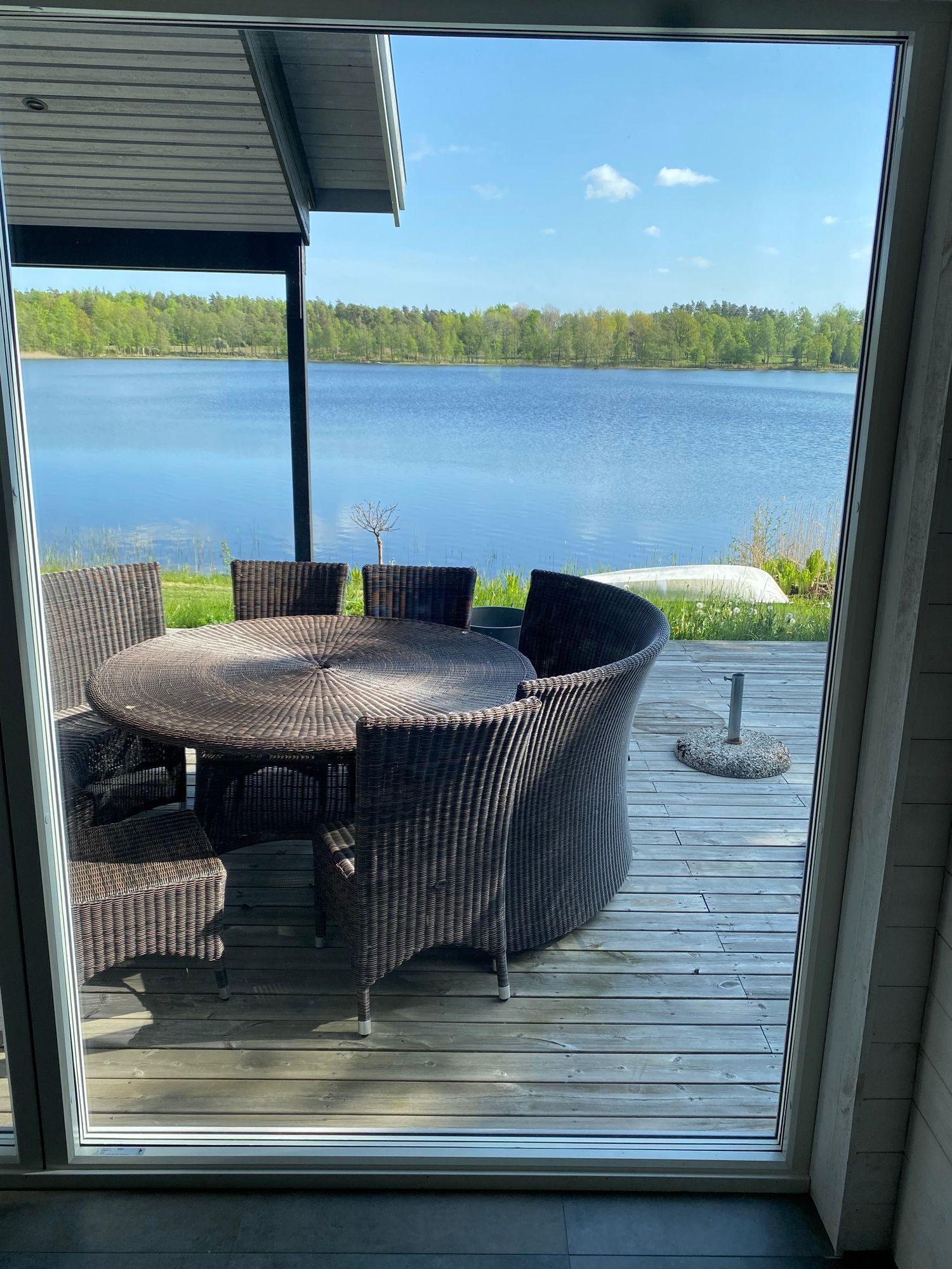 Modern villa med sjötomt och brygga – bild 12 av 24