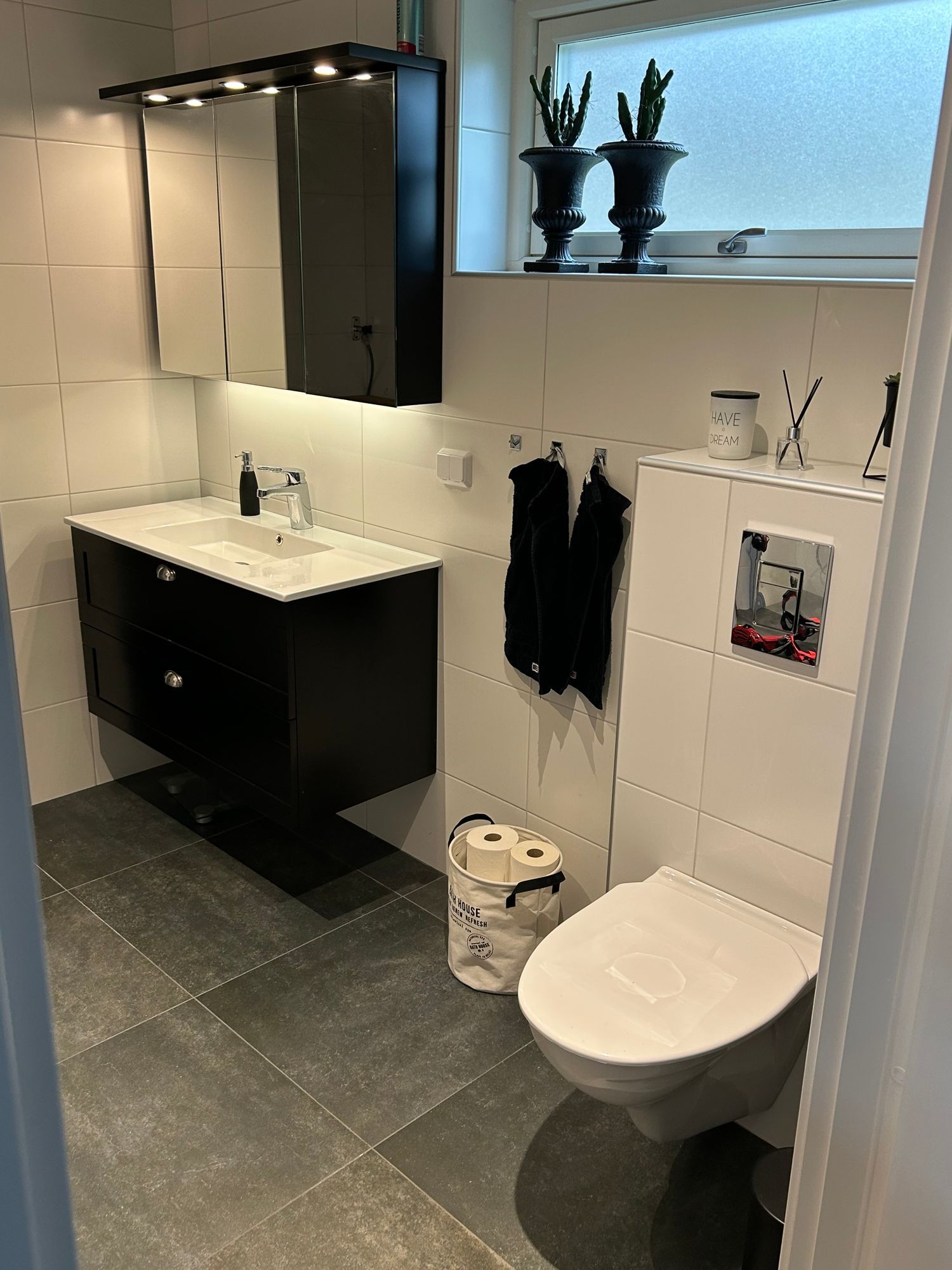 Modern villa med sjötomt och brygga – bild 15 av 24