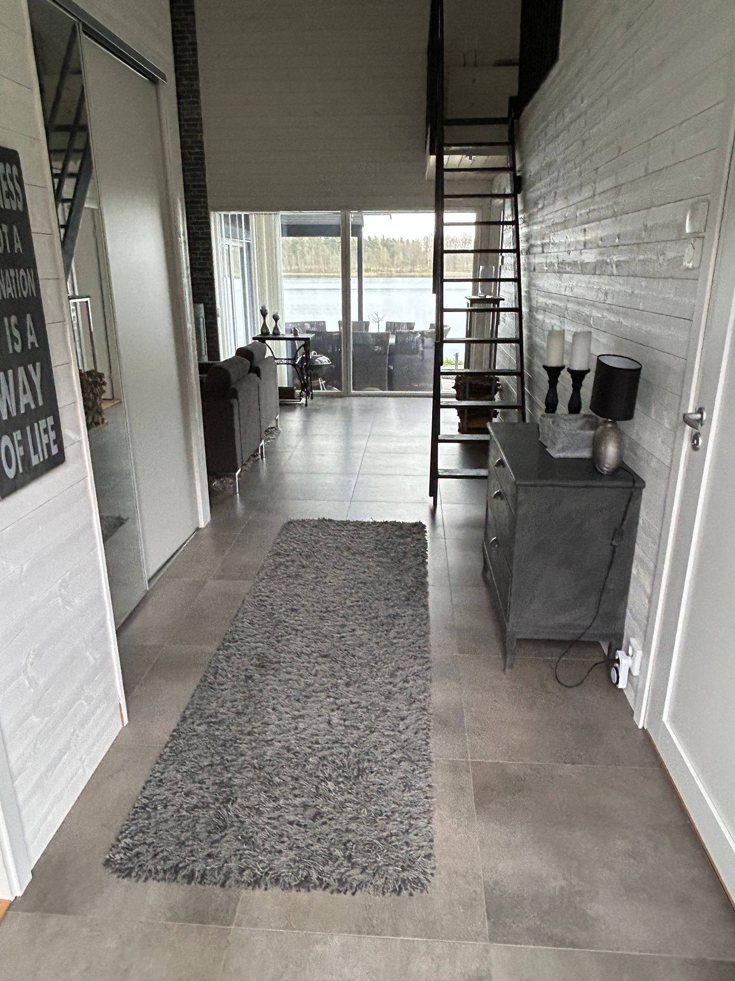 Modern villa med sjötomt och brygga – bild 7 av 24
