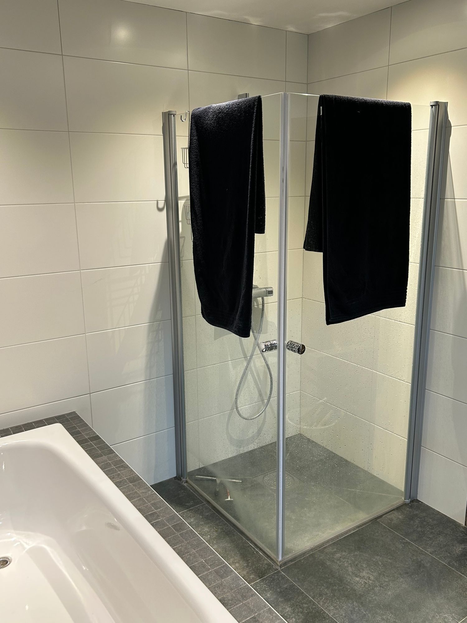 Modern villa med sjötomt och brygga – bild 16 av 24