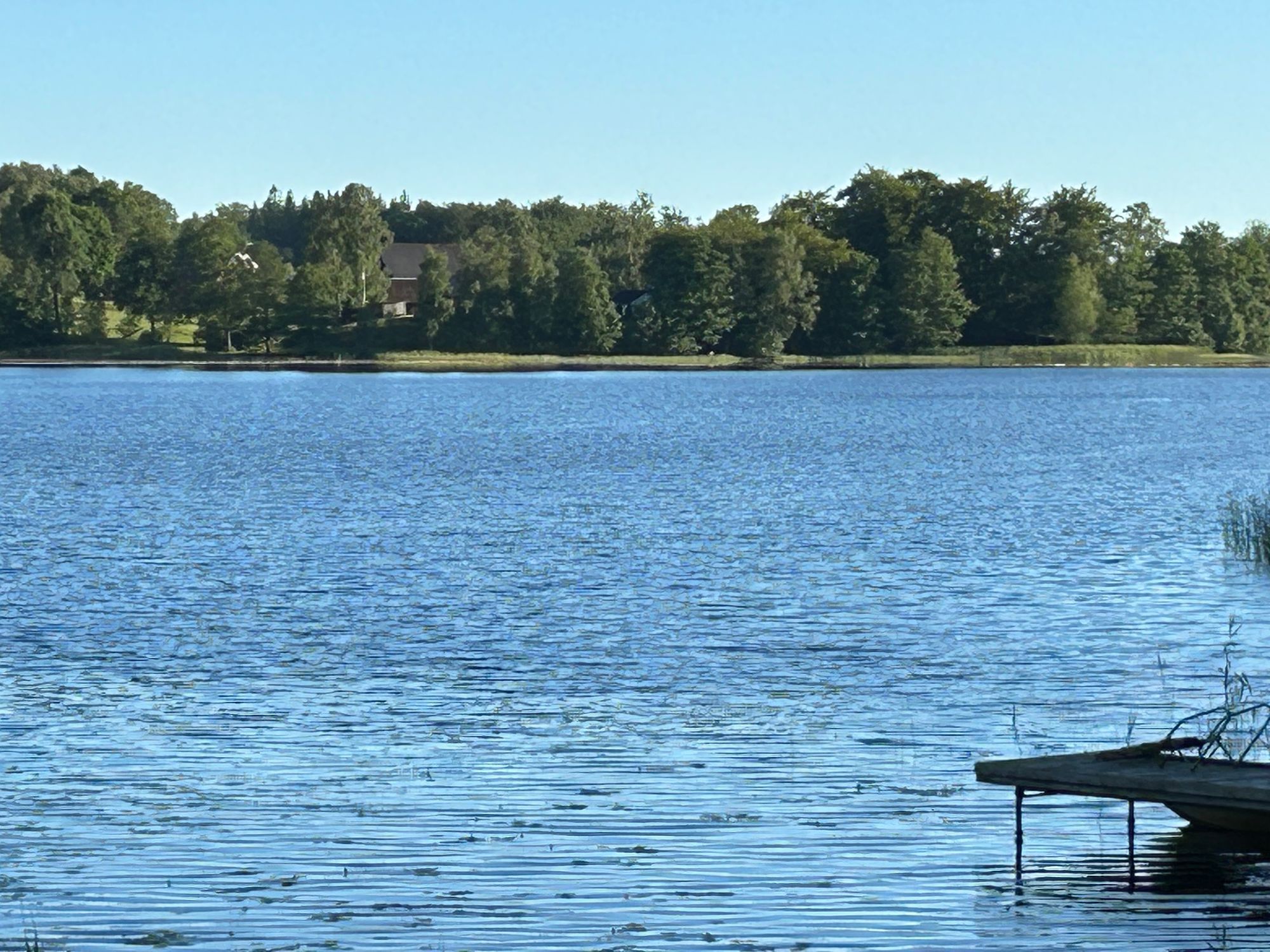 Modern villa med sjötomt och brygga – bild 24 av 24