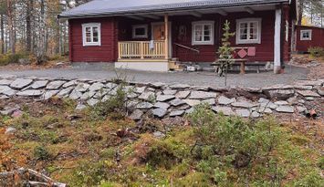 Timmerstuga med kamin.