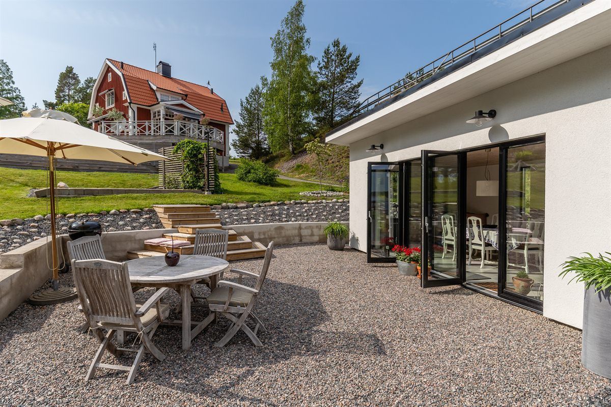 Vackert skärgårdshus med havstomt och egen badö – bild 2 av 24