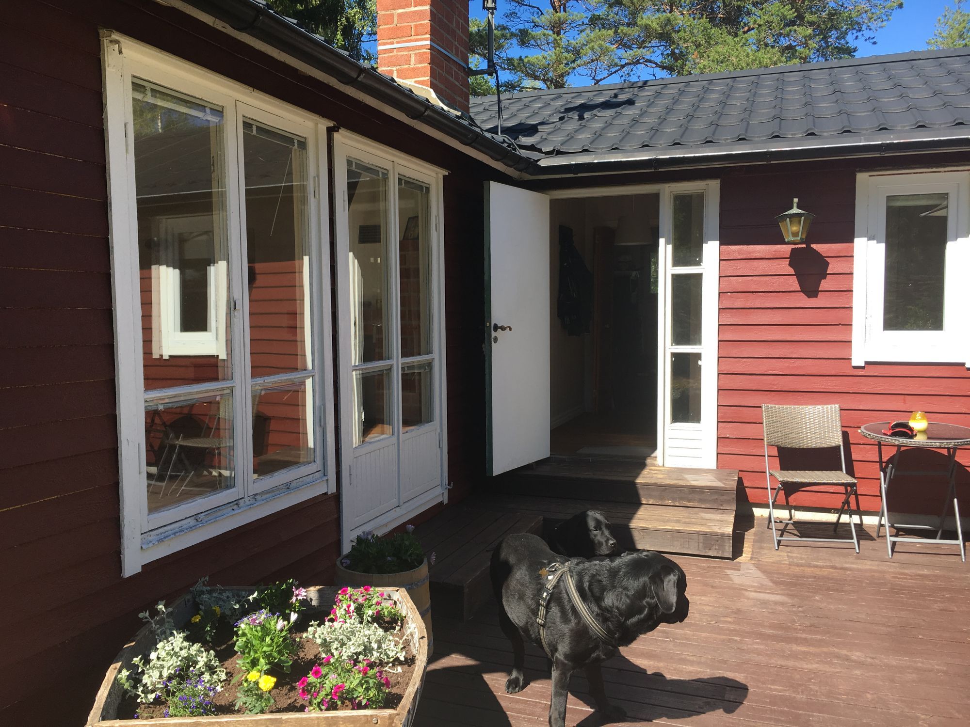 Modernt fritidshus nära hav och sandstrand. – bild 2 av 14