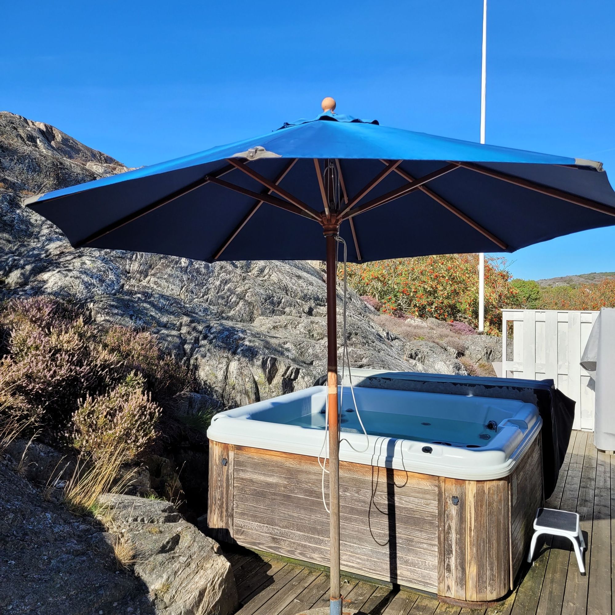 Fint hus nära havet i sommaridyll på Tjörn – bild 22 av 24