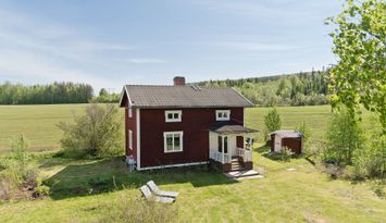 Mysigt torp i öppet landskap