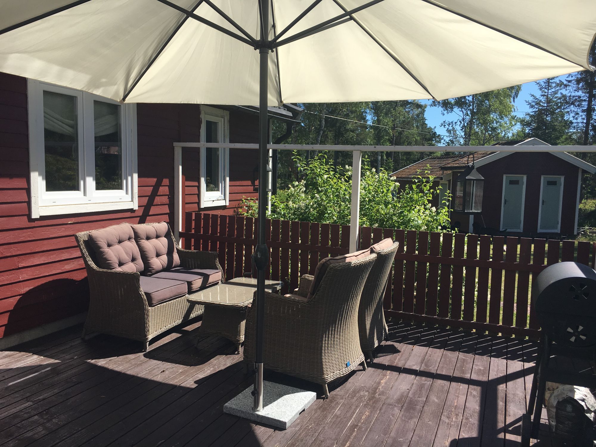 Modernt fritidshus nära hav och sandstrand. – bild 3 av 14