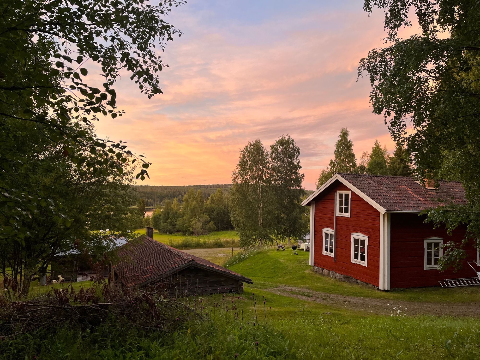 Fäbodvall vid skog och sjö i Hälsingland