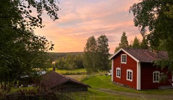 Fäbodvall vid skog och sjö i Hälsingland