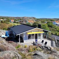 Fint hus nära havet i sommaridyll på Tjörn