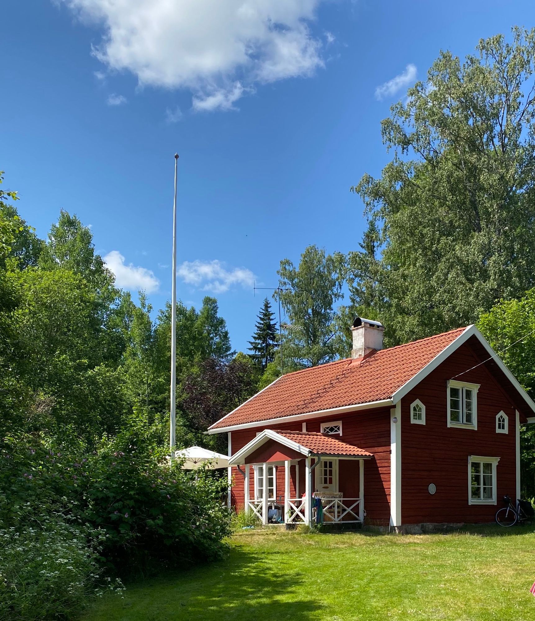 Stugor med 6+5 bäddar och egen sandstrand.