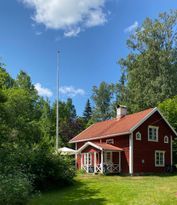 Stugor med 6+5 bäddar och egen sandstrand.