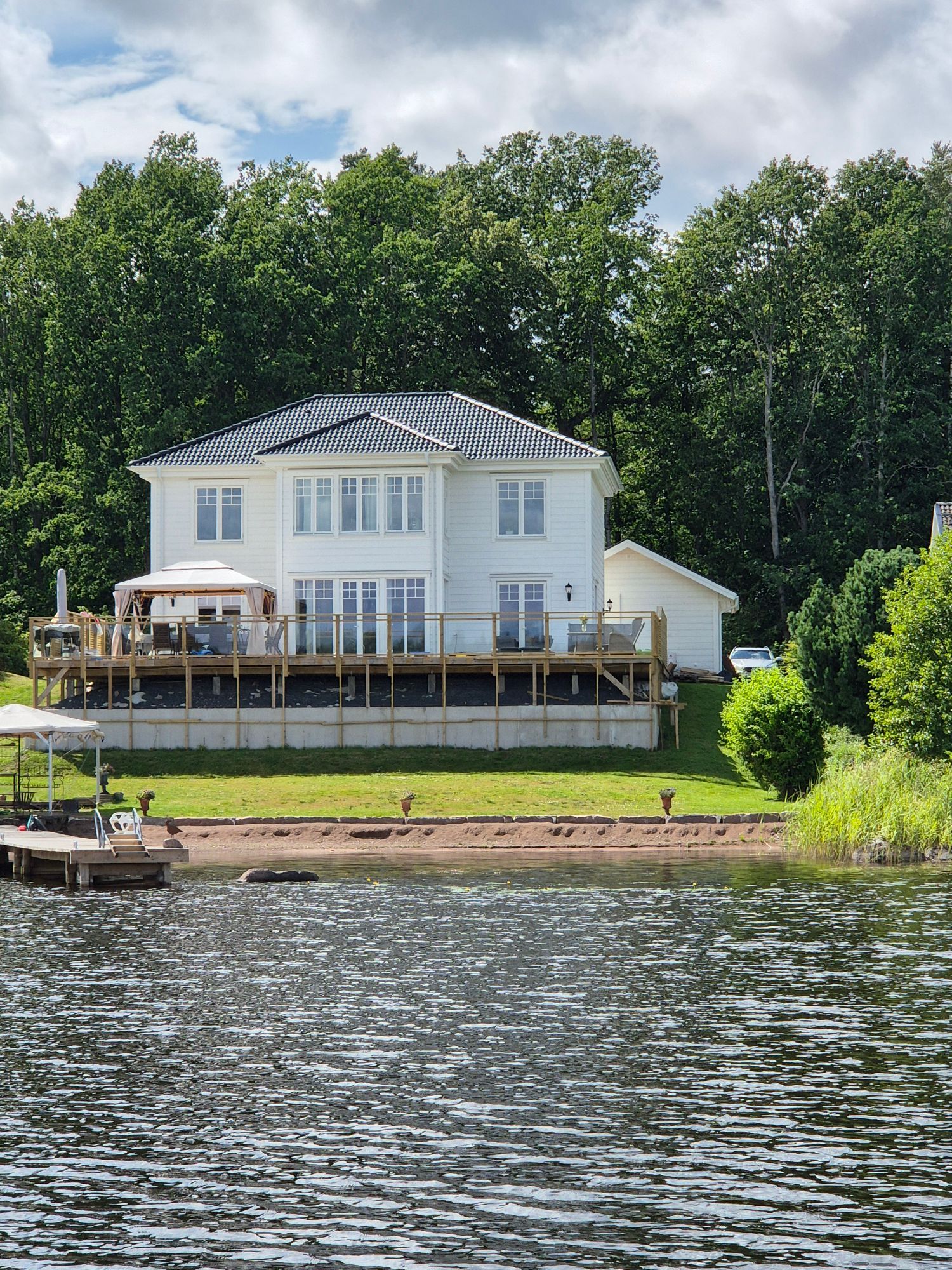 Stort bekvämt hus med sjötomt och egen strand