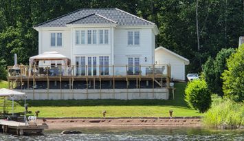 Stort bekvämt hus med sjötomt och egen strand