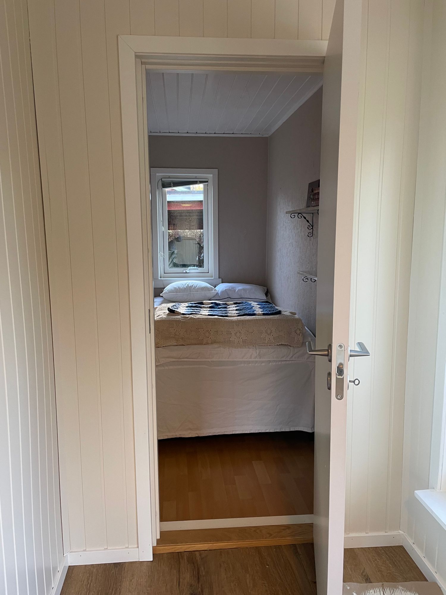 Mysig stuga nära sjö och natur – bild 3 av 13