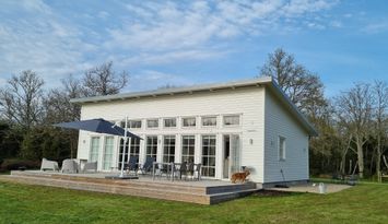 Skärgårdshus vid havet med delvis havsutsikt