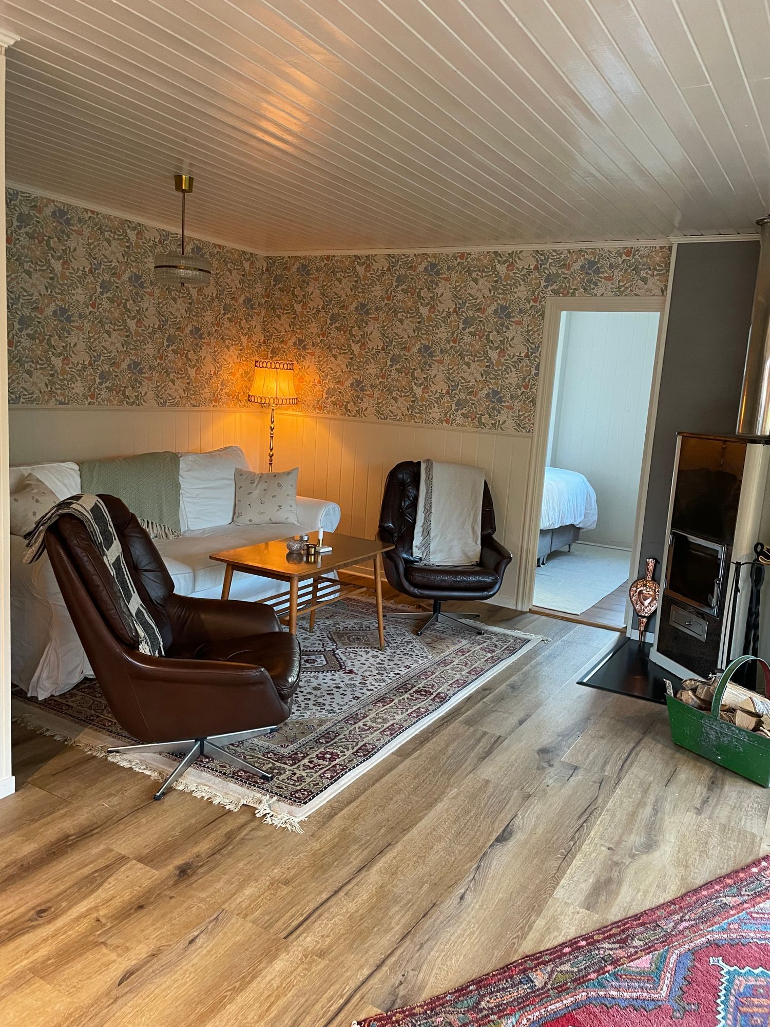 Mysig stuga nära sjö och natur