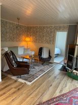 Mysig stuga nära sjö och natur