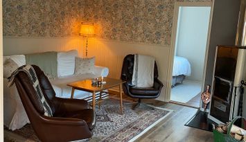 Mysig stuga nära sjö och natur