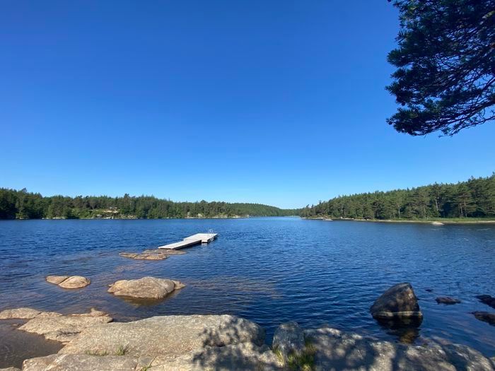 Idyllisk sommarstuga mitt i naturen vid sjökanten – bild 2 av 24