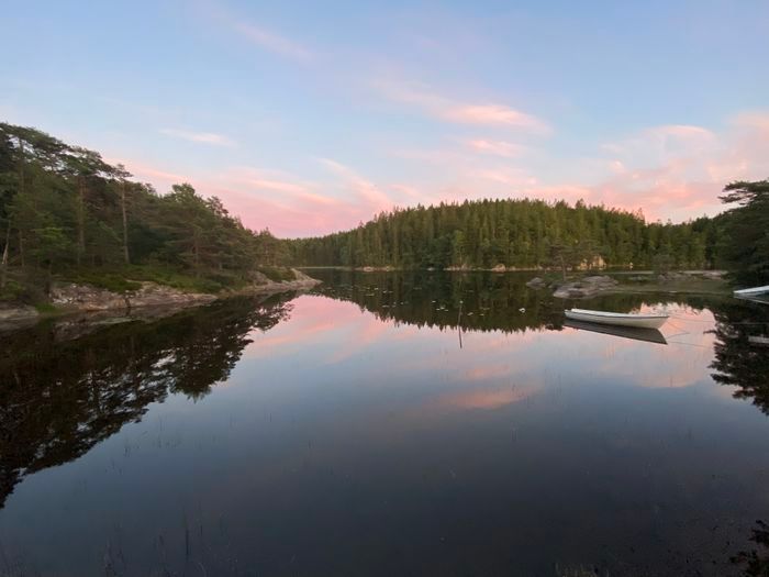 Idyllisk sommarstuga mitt i naturen vid sjökanten