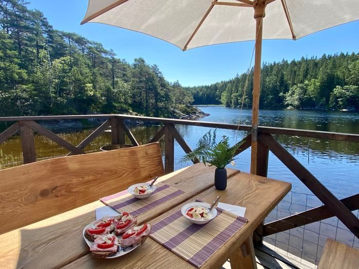 Idyllisk sommarstuga mitt i naturen vid sjökanten – bild 7 av 24