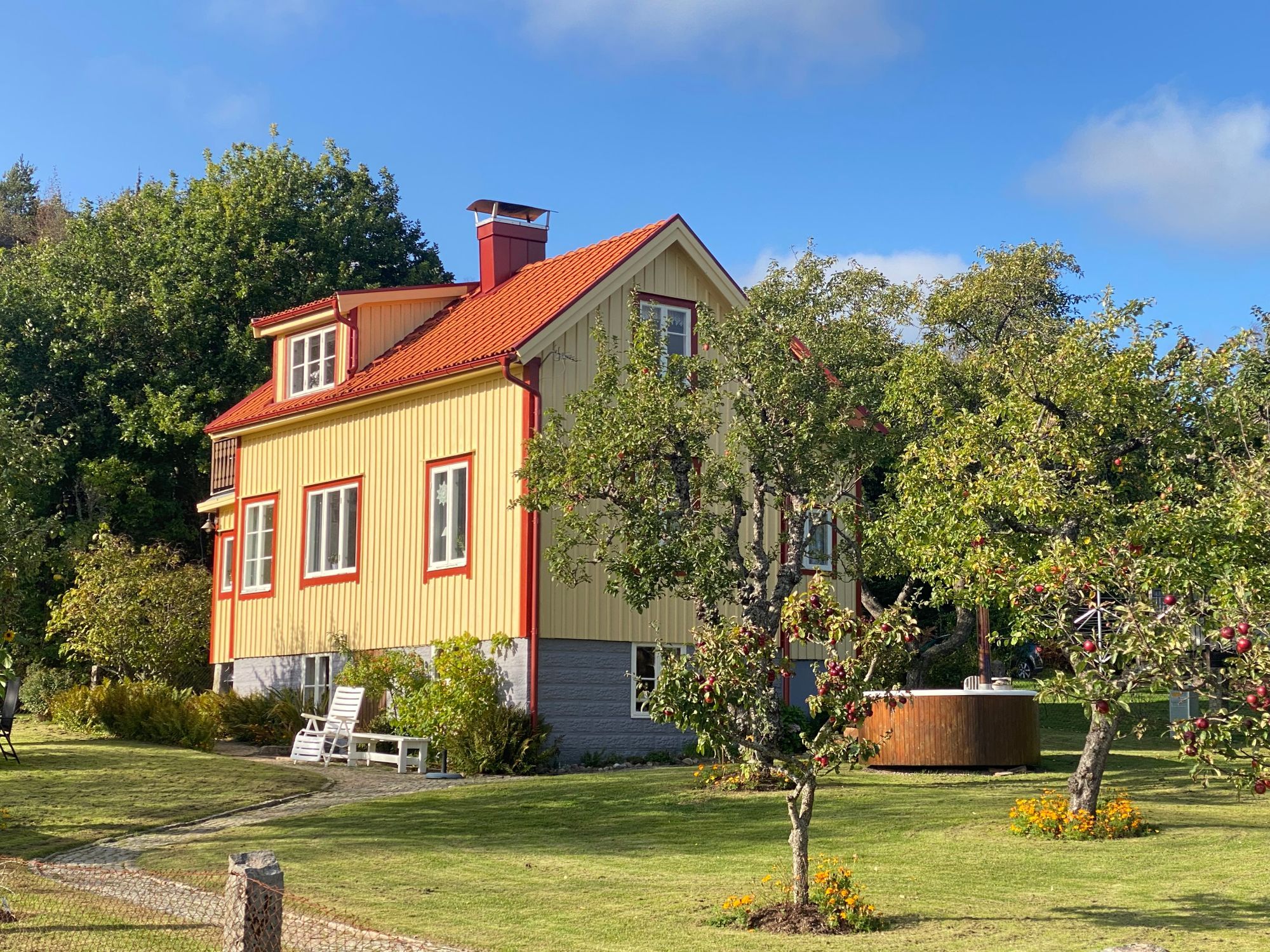 Charmig gammal stenhuggarbostad vid Åbyfjorden