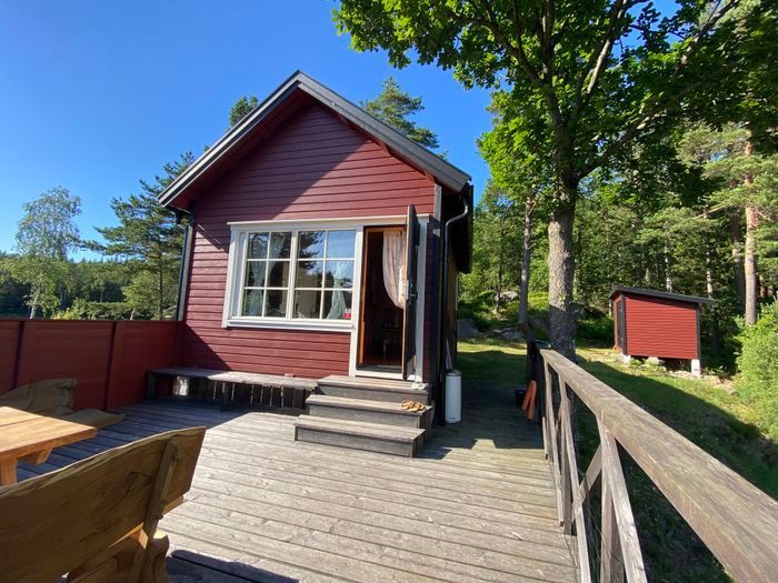 Idyllisk sommarstuga mitt i naturen vid sjökanten – bild 6 av 24