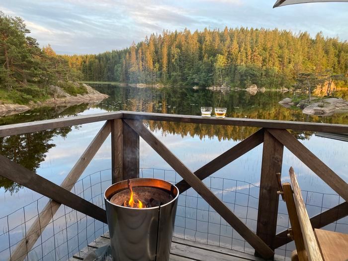 Idyllisk sommarstuga mitt i naturen vid sjökanten – bild 21 av 24
