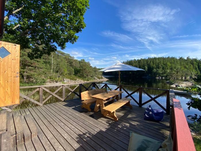 Idyllisk sommarstuga mitt i naturen vid sjökanten – bild 5 av 24