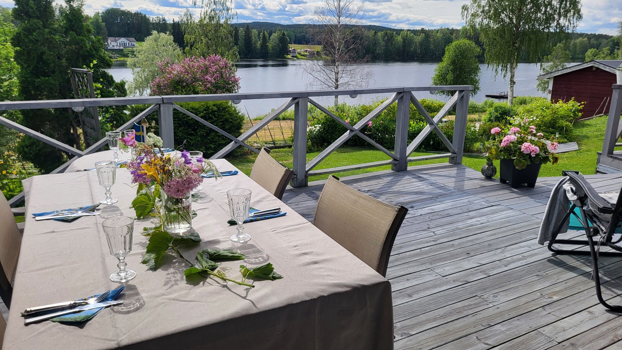 Fritidshus med sjöutsikt – bild 2 av 20