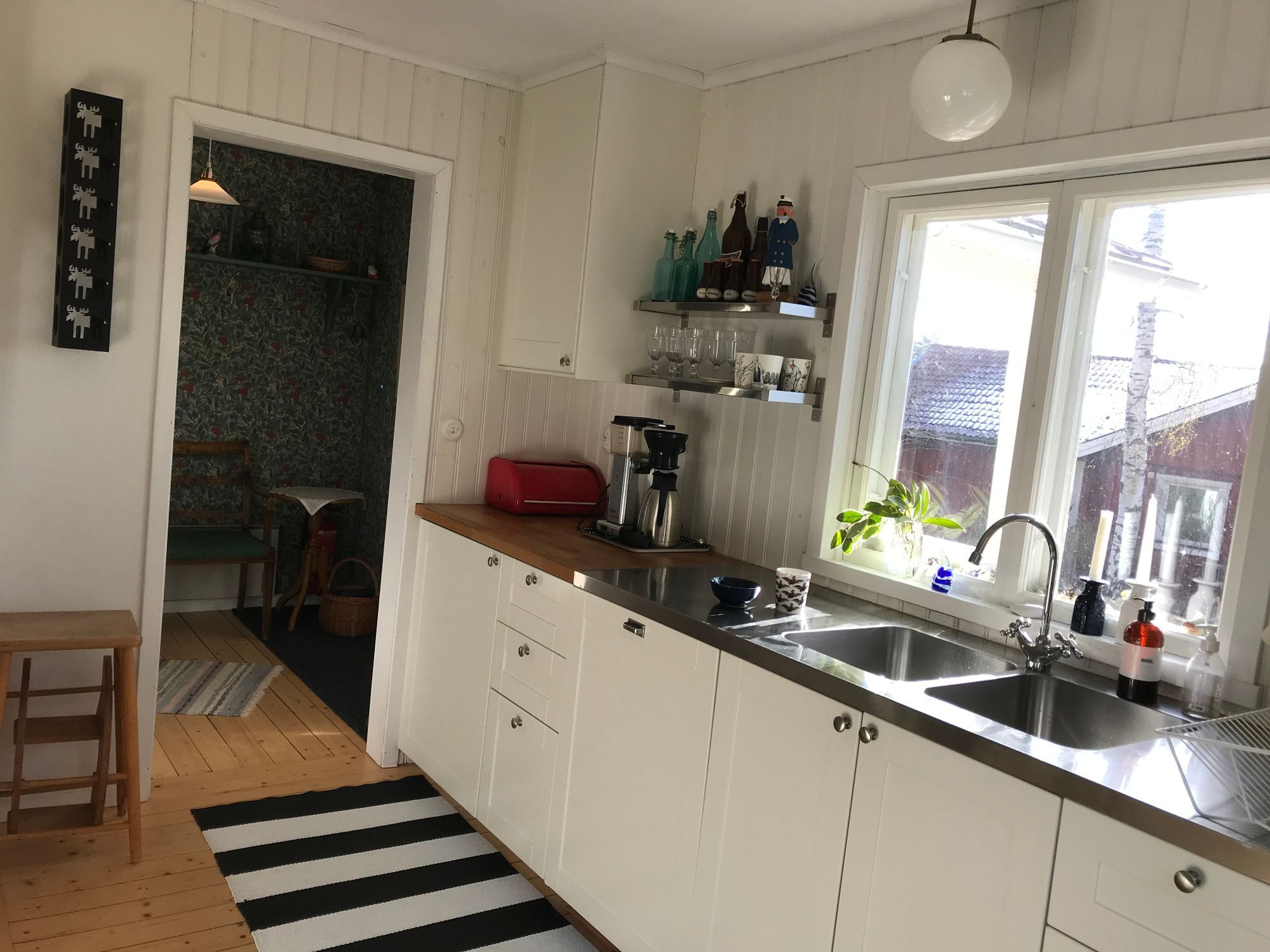 Sjötomt, roddbåt & bastu i lantlig skogsmiljö. – bild 6 av 24