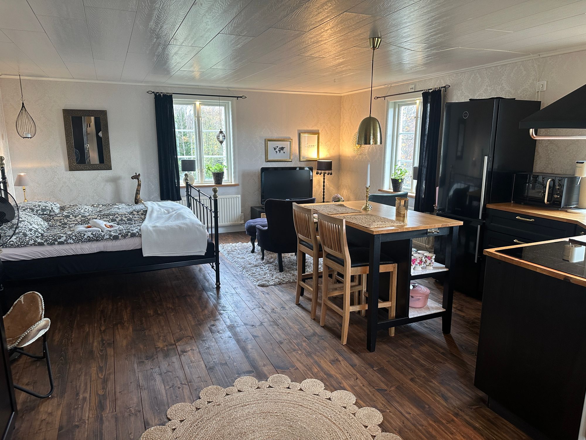 stuga vid sjö på landet – bild 4 av 8