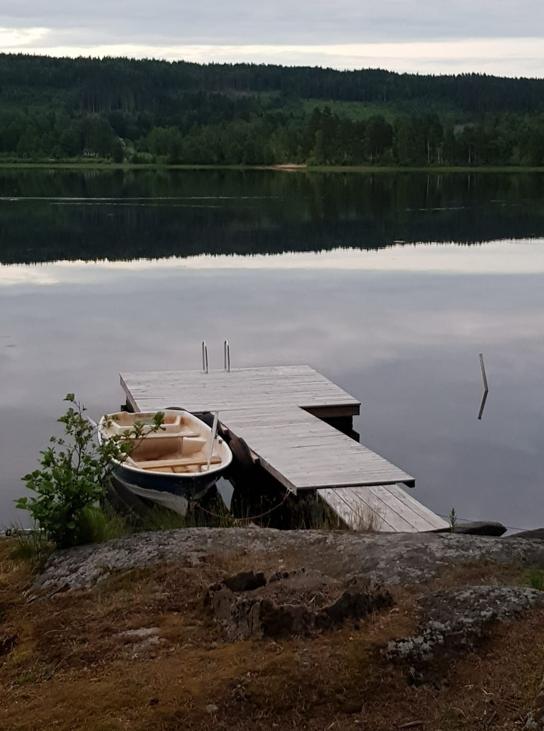 Stuga vid sjö – bild 18 av 18