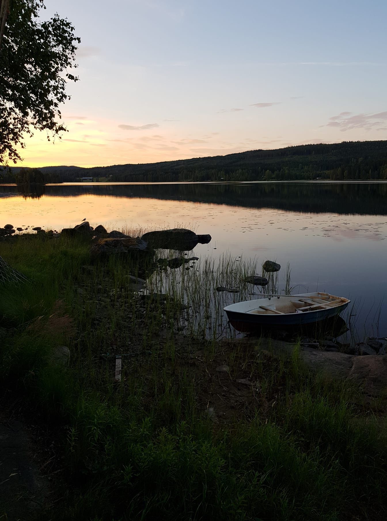 Stuga vid sjö – bild 17 av 18